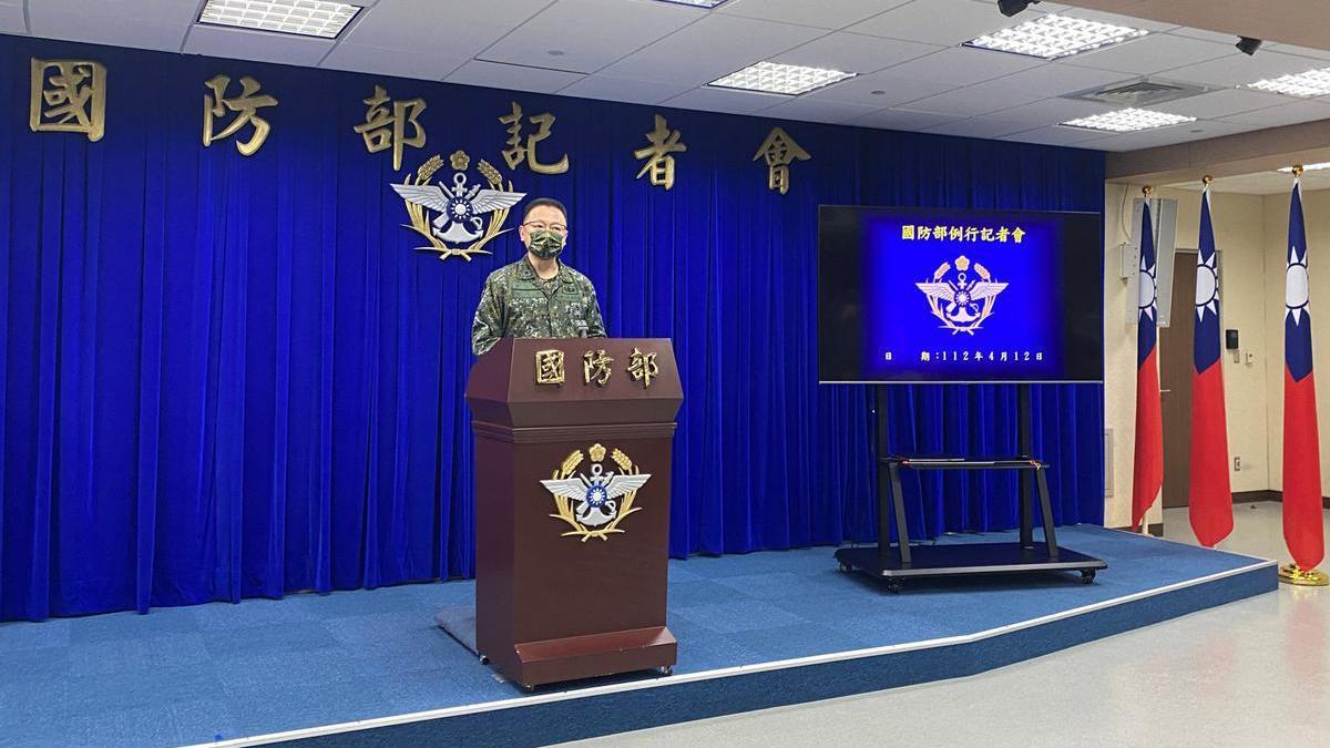 El ministro de defensa de Taiwán explica las maniobras militares.