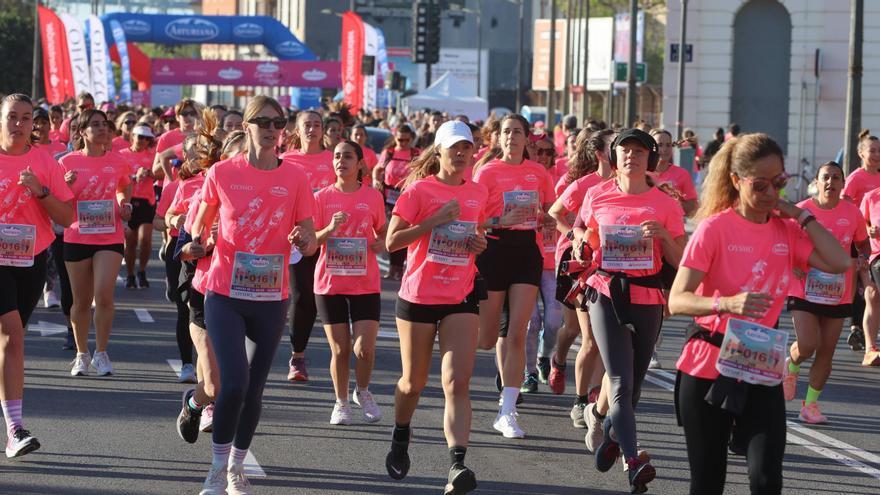 La Carrera de la Mujer tiñe de rosa las calles de Valencia