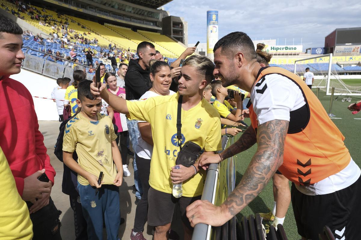 Vitolo se saca una foto con un joven aficionado