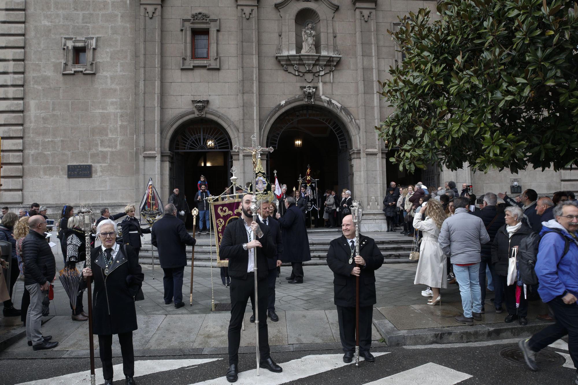 En imágenes: así fue el traslado de la Piedad en Gijón