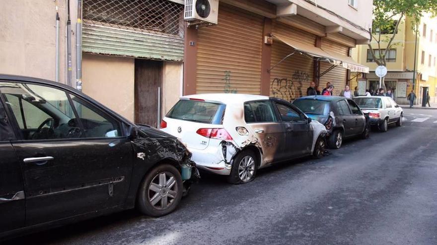 Coches aparcados ayer en la calle Agustí Buades, con graves daños por la acción del fuego.