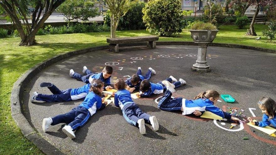 Alumnos del colegio Patronato San José de Gijón, dibujando los amplios jardines y áreas verdes del centro escolar, a modo de prácticas para participar en el concurso convocado por LA NUEVA ESPAÑA.