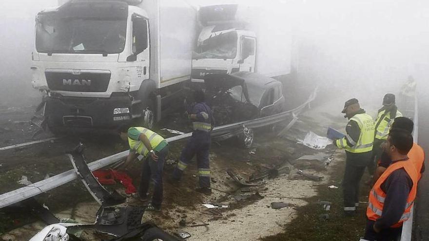 Colisión en cadena ocurrida en 2014 en la Transcantábrica a causa de la niebla.