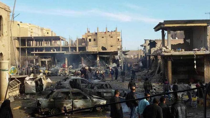 Escena en Raqa tras un bombardeo.
