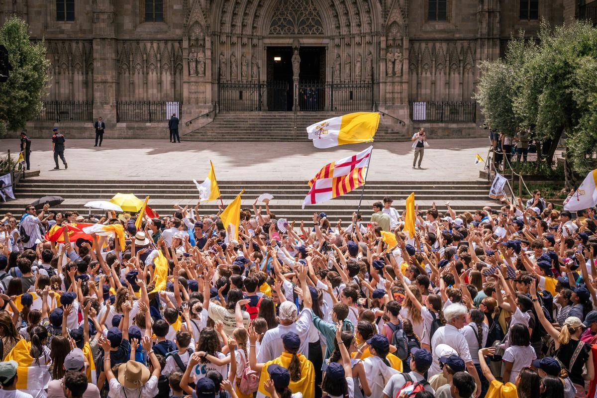 Cientos de fieles esperan al Papa en Barcelona.