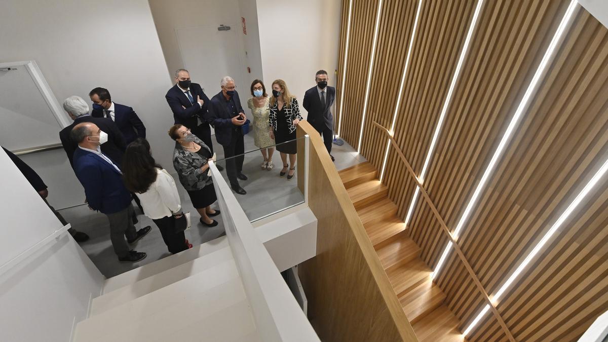 La modernidad caracteriza a la escalera de acceso de la calle Enmedio, que confiere personalidad a la entrada.