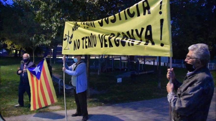 Unes 200 persones es concentren a Berga contra la inhabilitació del president Torra