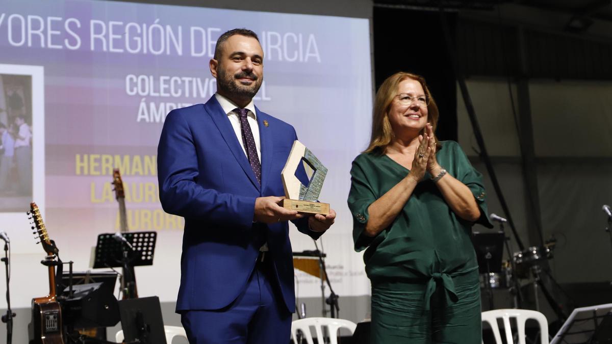 Nicolás Galiano recoge el premio ‘Mayores de la Región de Murcia’ a los auroros de Lorca.