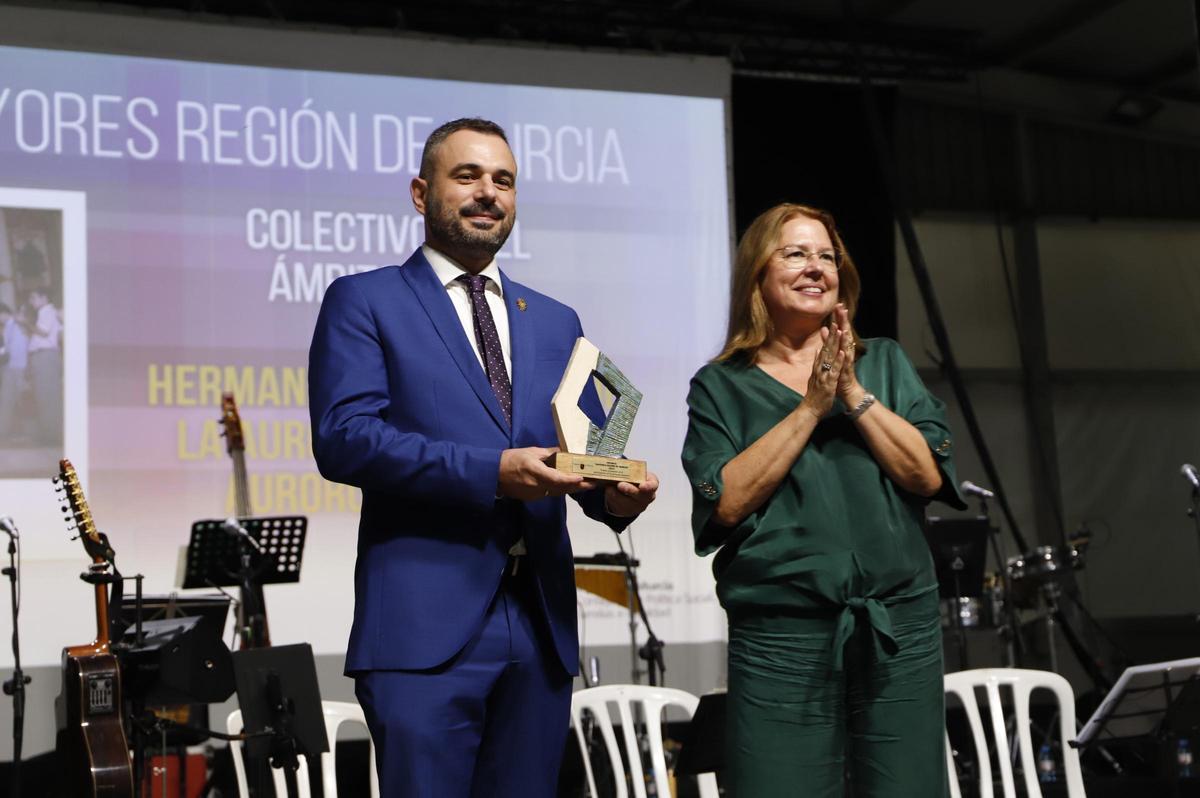 Nicolás Galiano recoge el premio ‘Mayores de la Región de Murcia’ a los auroros de Lorca.
