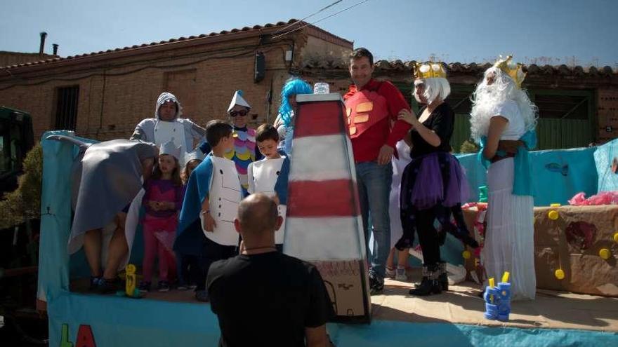 La Virgen del Rosario procesiona por Villabuena