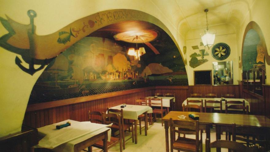 Interior del local de la calle Olmos, con el mural de Lugrís en la bóveda.