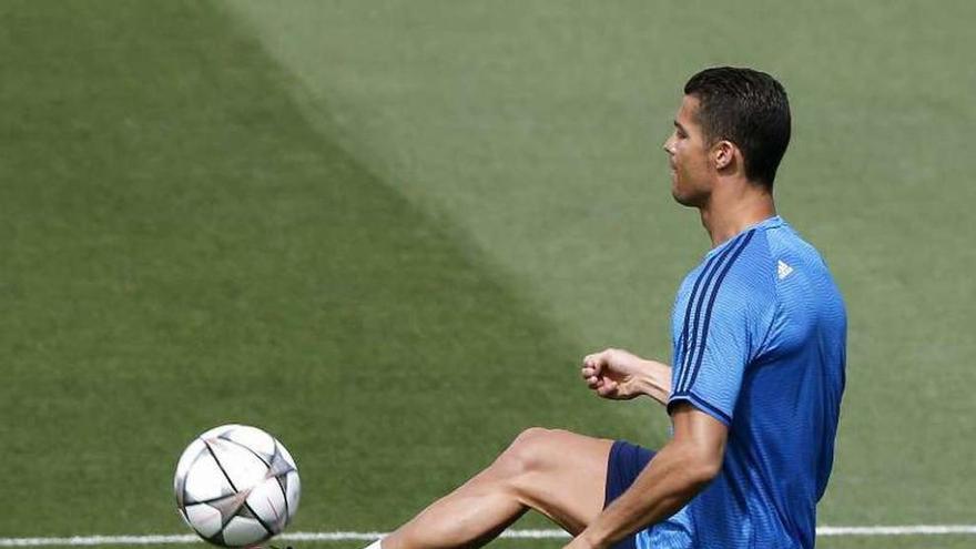 Cristiano Ronaldo toca el balón en un entrenamiento.