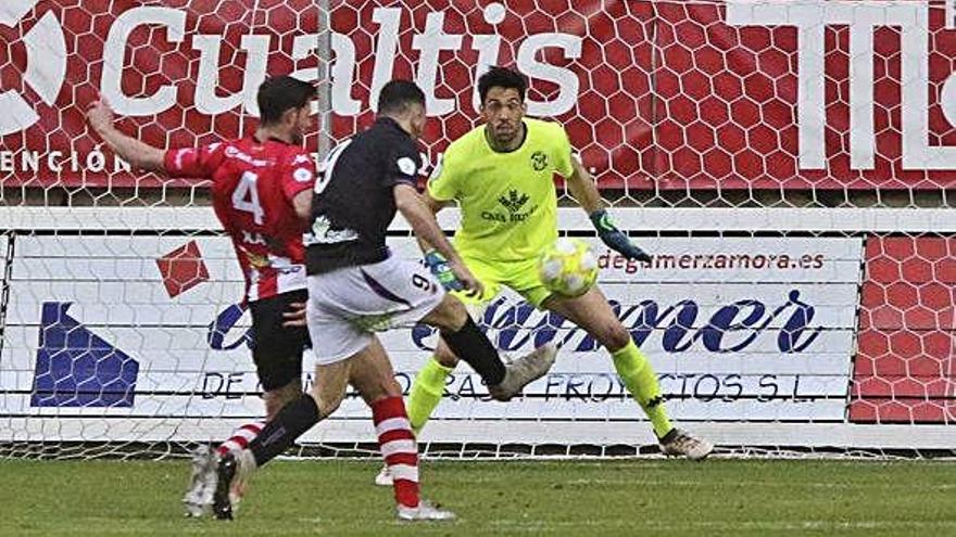 Jon Villanueva, en una acción del encuentro ante el Numancia B.