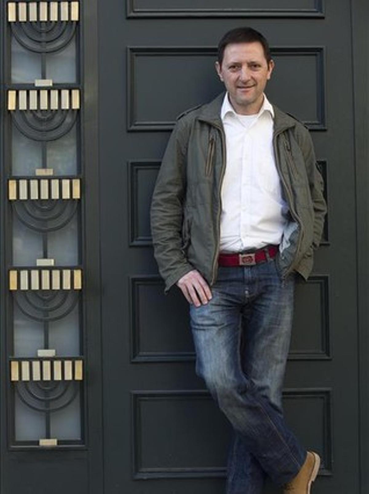 Martínez de Pisón, a la porta de la sinagoga de Barcelona. Martínez de Pisón, a la porta de la sinagoga de Barcelona.