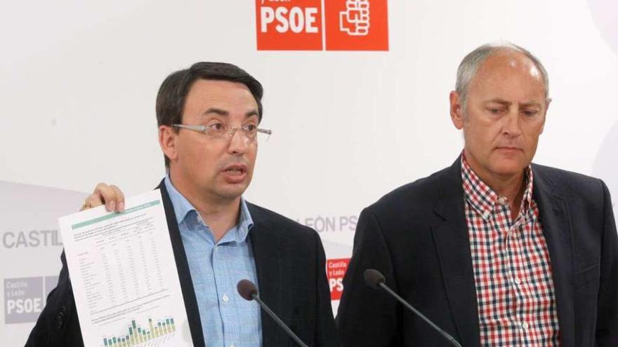 El portavoz socialista de educación en las Cortes, Fernando Pablos, junto al procurador, Jesús Gutiérrez,
