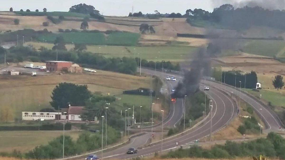 Arde un coche en Antromero, en la carretera de Luanco a Candás