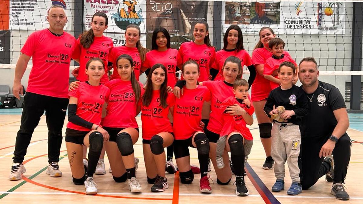 Las infantiles del CV Arenas y sus técnicos posan con la camiseta de la fase final patrocinada por Decorgandia