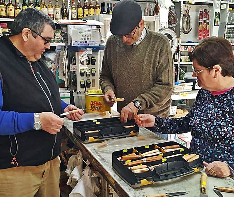 Miguel Ángel Galán vendiendo navajas en su tienda. | Ch. S.