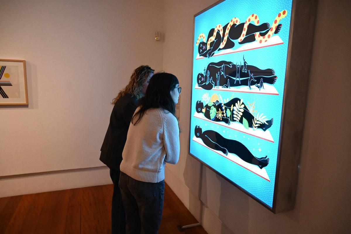 Dos espectadoras contemplan una de las obras.