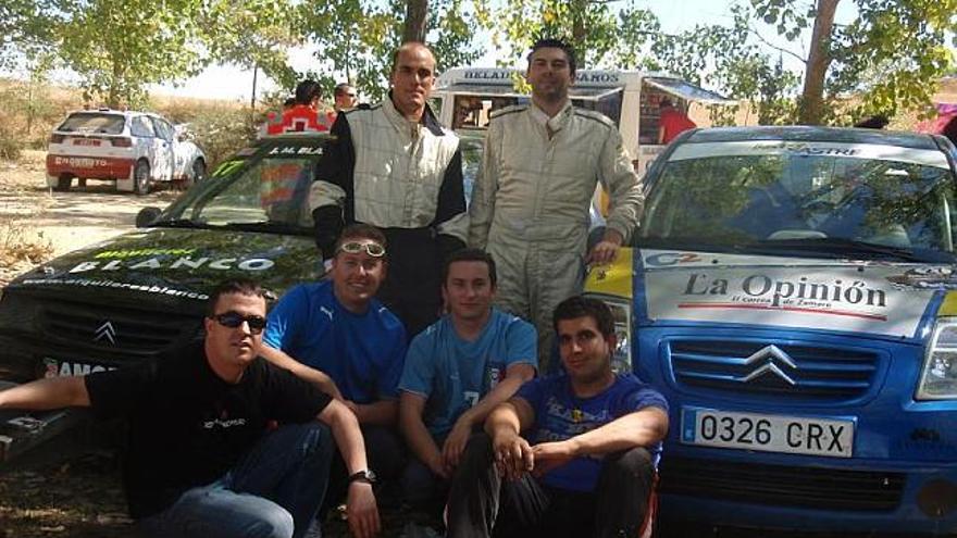 Blanco (izquierda) y Sastre (derecha), de pie, tras la prueba en tierras palentinas.