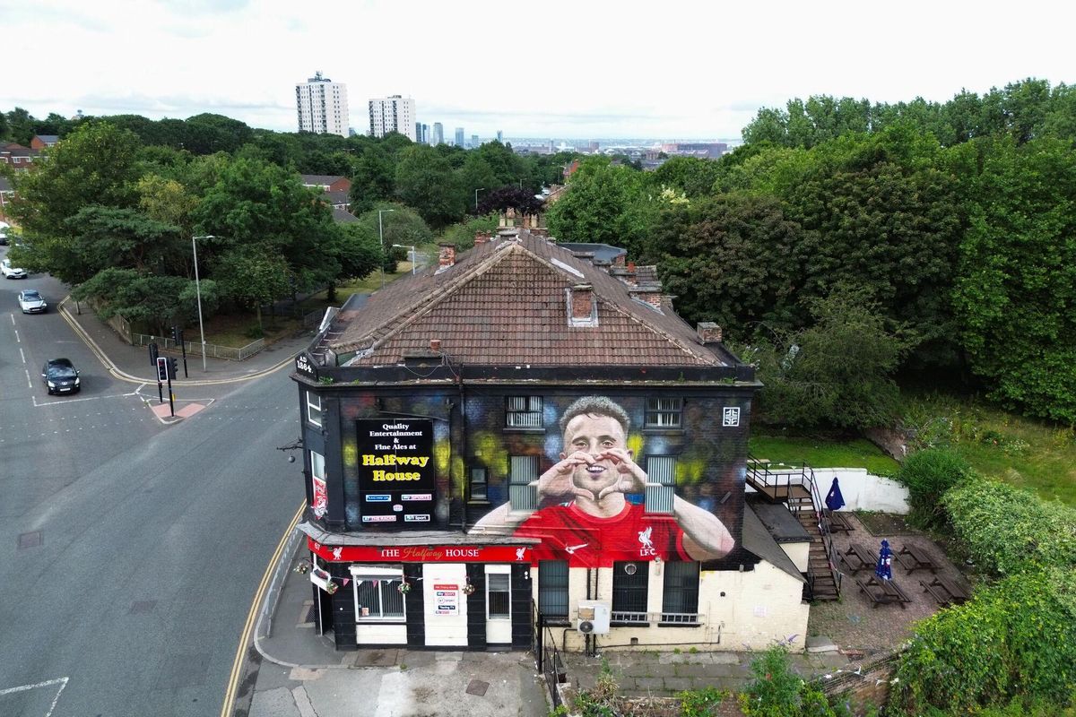 LIVERPOOL (United Kingdom), 16/07/2025.- An aerial photograph taken with a drone of a mural honouring the late soccer player Diogo Jota on the side of the Halfway House pub in Liverpool, Britain, 16 July 2025. The mural was painted by artist John Culshaw in memory of the former Liverpool striker, who died in a car accident in Spain together with his brother Andre Silva on 03 July. (España, Reino Unido) EFE/EPA/ADAM VAUGHAN