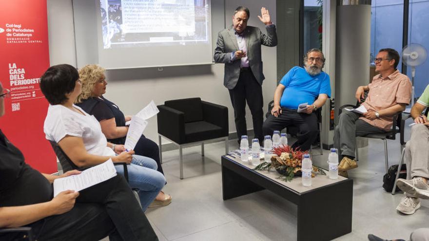 L&#039;alcalde de Manresa durant la trobada amb periodistes.