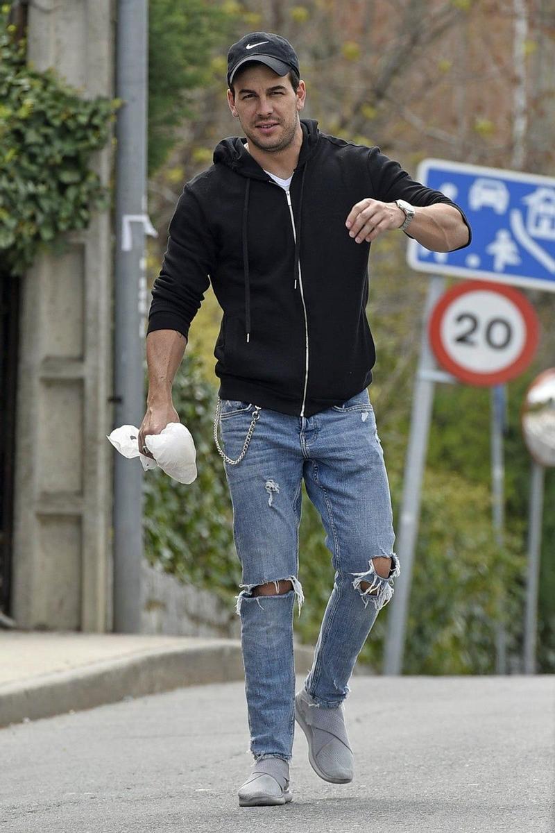 Mario Casas entra a su casa con gorra y pantalones rotos