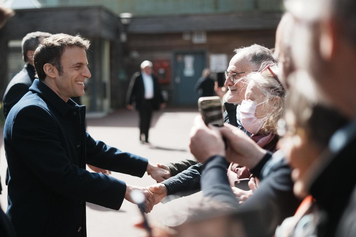 Le Touquet (France), 10/04/2022.- French President and centrist presidential candidate for re-election Emmanuel Macron greets residents after voting for the first round of the presidential election, in Le Touquet, Northern France, 10 April 2022. Polls opened across France for the first round of the country'Äôs presidential election, where up to 48 million eligible voters will be choosing between 12 candidates. President Emmanuel Macron is seeking a second five-year term, with a strong challenge from the far right. (Elecciones, Francia) EFE/EPA/Thibault Camus / POOL MAXPPP OUT