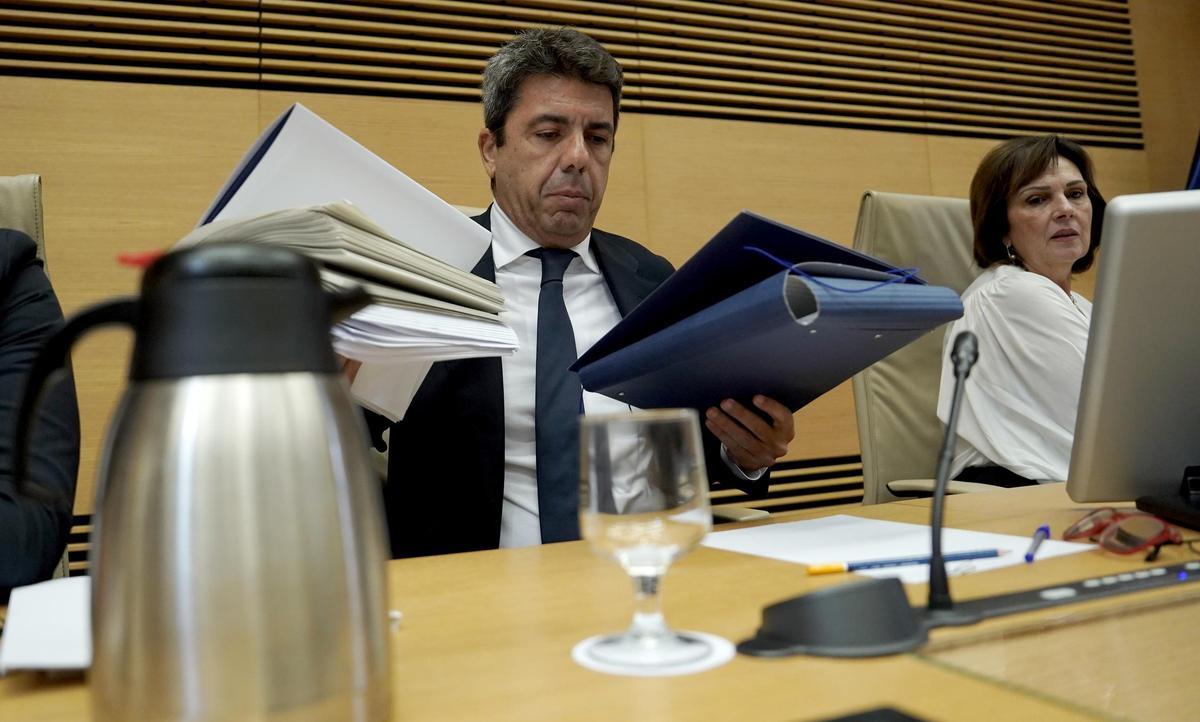 Mazón s’atrinxera al Congrés assetjat per l’esquerra i evita explicar els seus 37 minuts de desconnexió