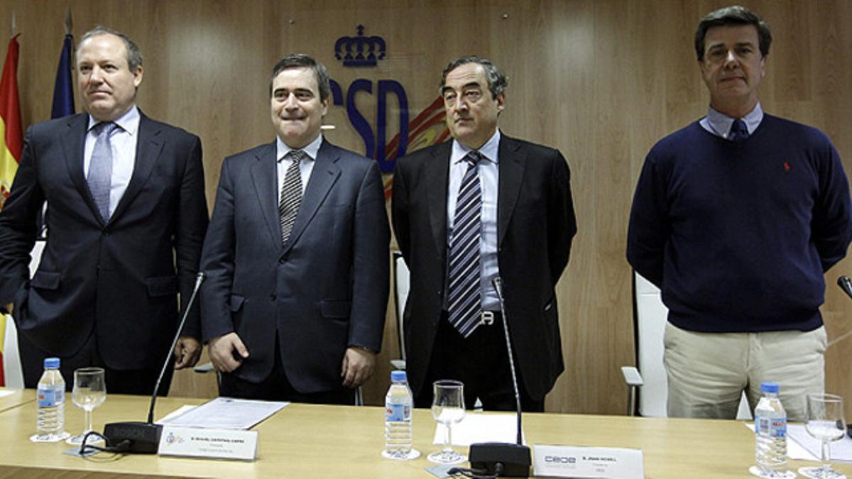 De izquierda a derecha, Jesús Terciado (Cepyme), Juan Rosell (CEOE), Miguel Cardenal (Consejo Superior de Deportes) y Cayetano Martínez de Irujo (Asociación de Deportistas).