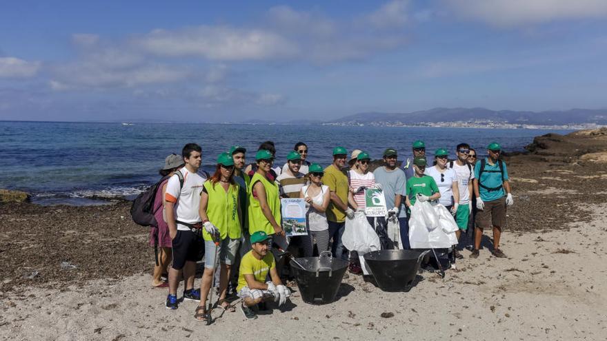 Voluntarios retiran 130 kilos de residuos en Es Carnatge