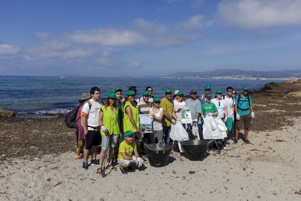 Voluntarios retiran 130 kilos de residuos en Es Carnatge