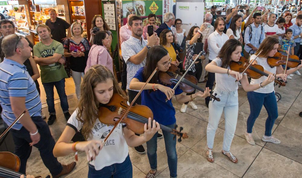 Sesenta músicos escondidos por la terminal han interpretado una pieza para celebrar el cincuenta aniversario de El Altet.