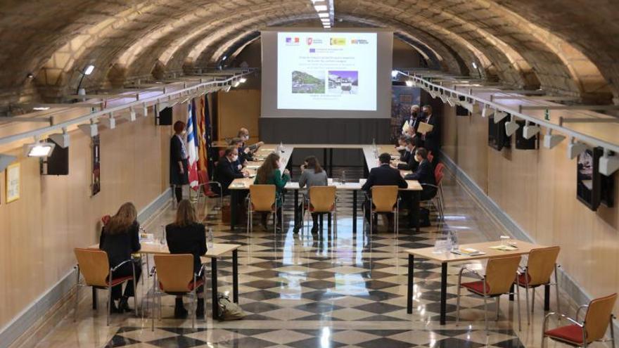 Reunión de las delegaciones española y francesa en la sala Jerónimo Zurita, ayer en el Pignatelli. | ÁNGEL DE CASTRO