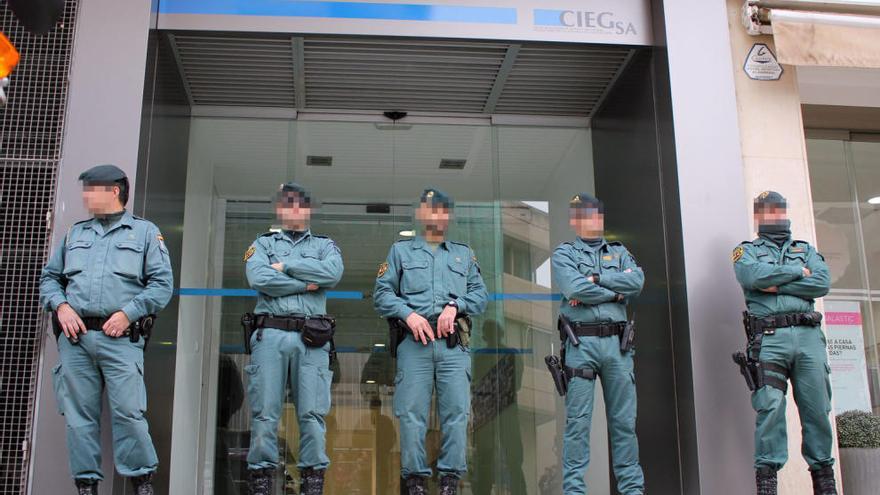 Agentes de la Guardia Civil custodian la sede de Ciegsa, ayer.