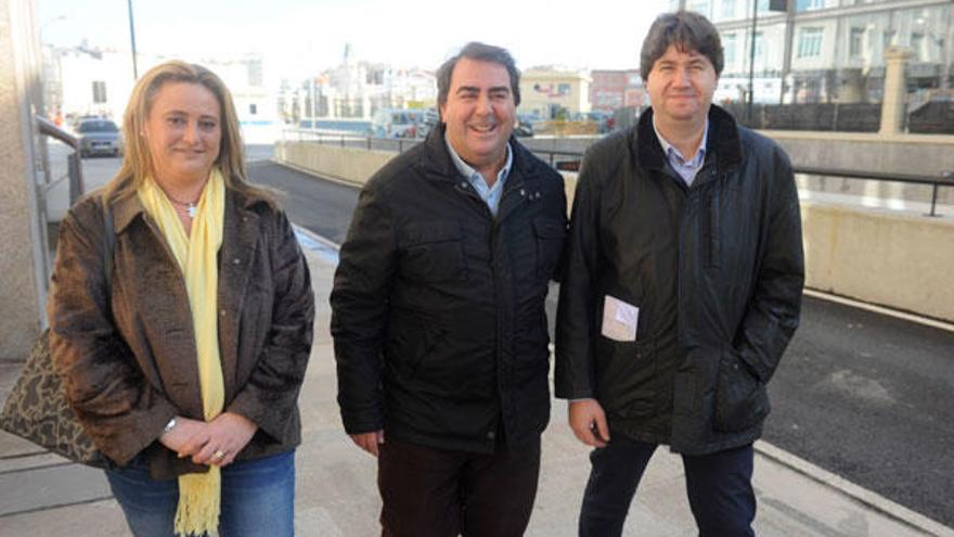 Negreira, hoy, con Mariel Padín y Carlos Calvelo ante la Diputación de A Coruña.