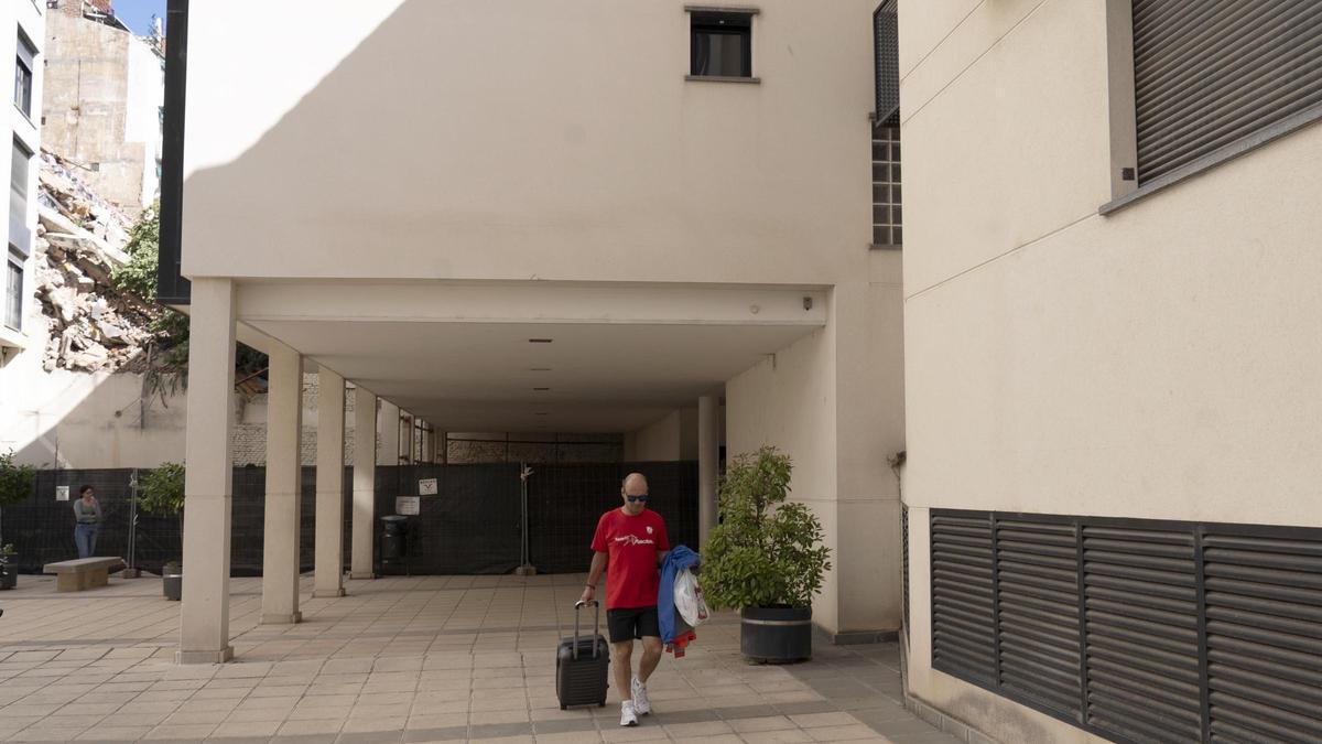 Un vecino del edificio 23-25 regresaba esta tarde a su domicilio tras las inspecciones técncias llevadas a cabo por el Ayuntamiento de Teruel.