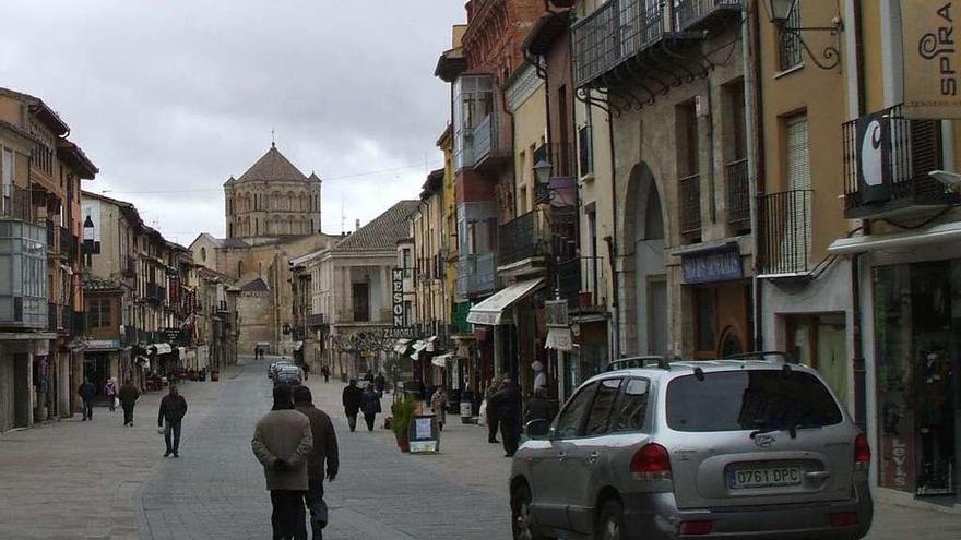 Varios vecinos pasean por el centro de Toro.