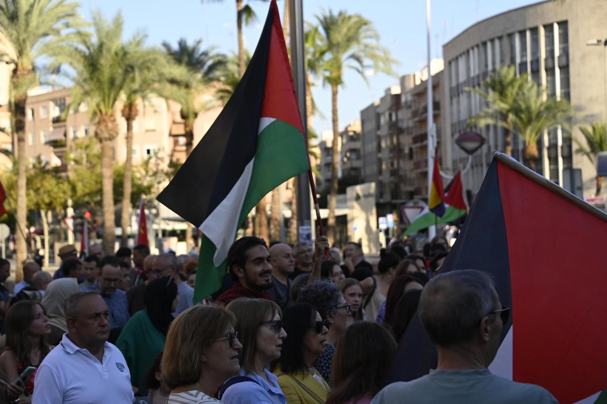 Así ha sido la multitudinaria manifestación para exigir la libertad de Palestina en Elche