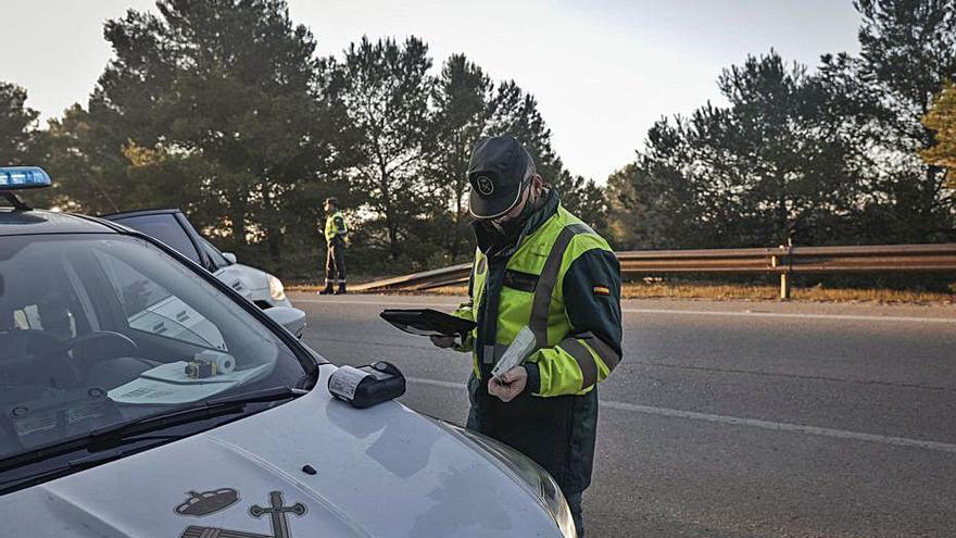 Un guardia civil,  durante un control de alcoholemia.