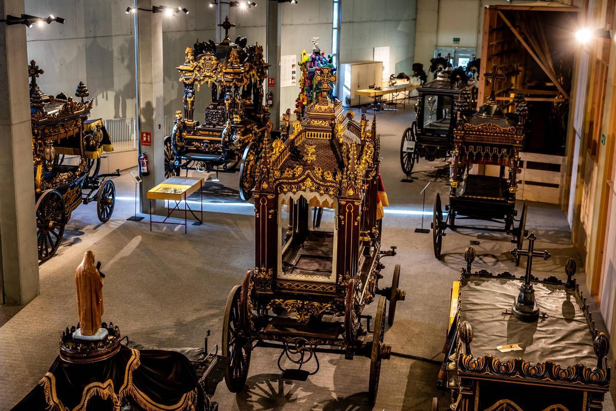Sala con las carrozas expuestas en la colección del cementerio de Montjuïc, en Barcelona.