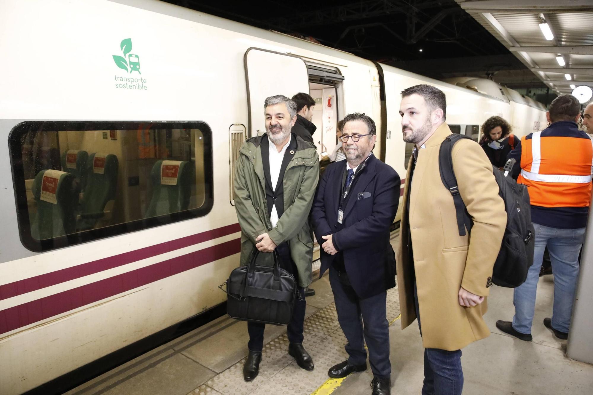 Los asturianos que estrenan el AVE a Madrid: así fue el primer viaje de pasajeros