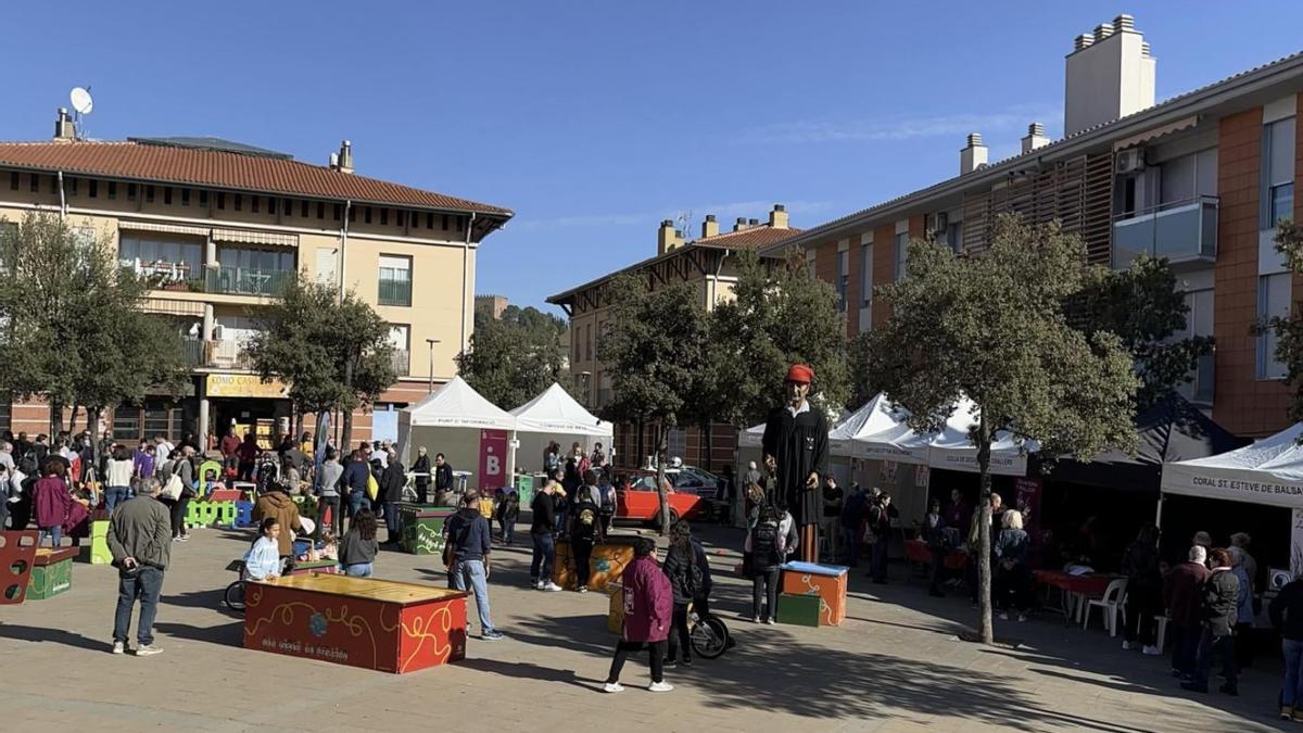 La plaça de la Mel és l’escenari de la Fira de Tardor de Balsareny, que cada dos anys coincideix amb la Festa de les entitats