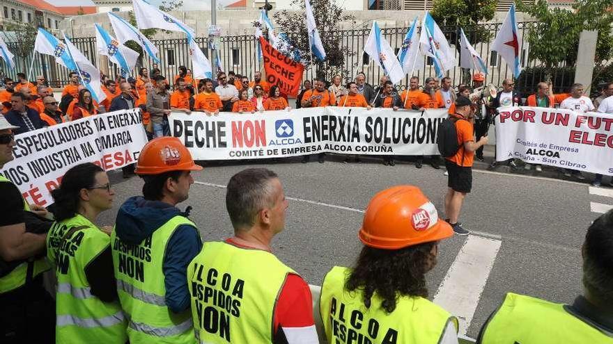 Marcha de protesta de trabajadores de la industria electrointensiva, ayer, en Santiago. // Xoán Álvarez