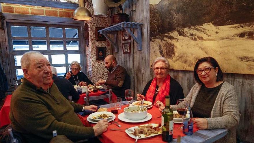 René Díaz, Violeta Rodríguez y Esmeralda Díaz, ayer, durante la comida de Antroxu en el Bodegón de Teatinos.