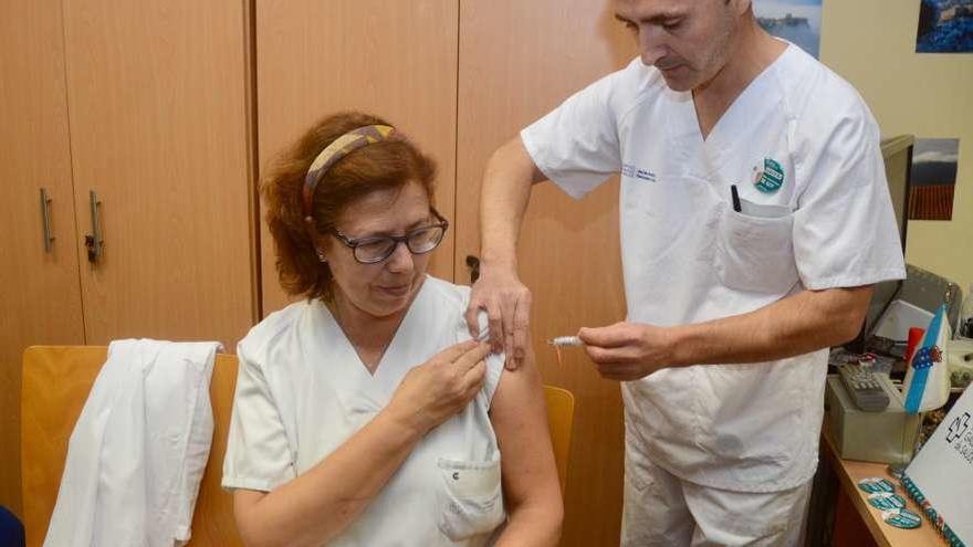 La campaña de vacunación ya comenzó para los profesionales sanitarios. // Rafa Vázquez