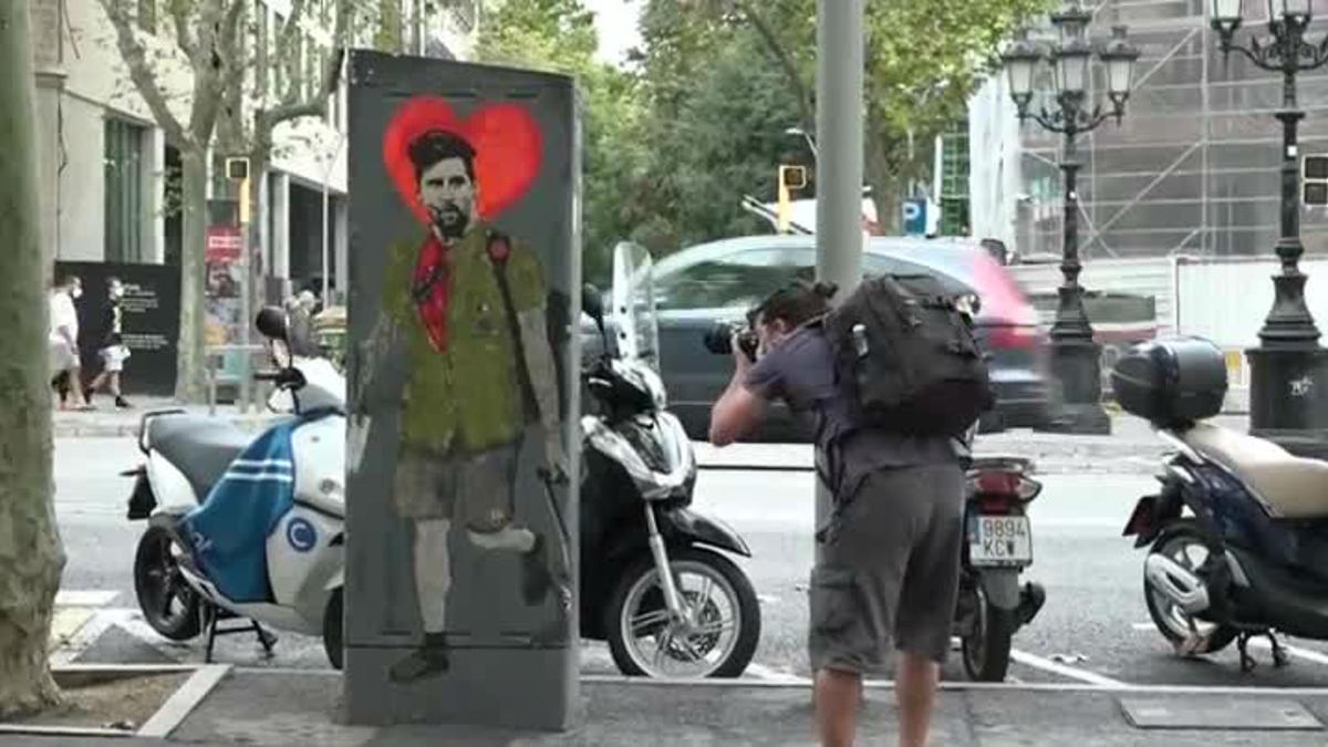 El grafitero TVBoy dibuja a Messi vestido de Che Guevara en la Plaza Cataluña