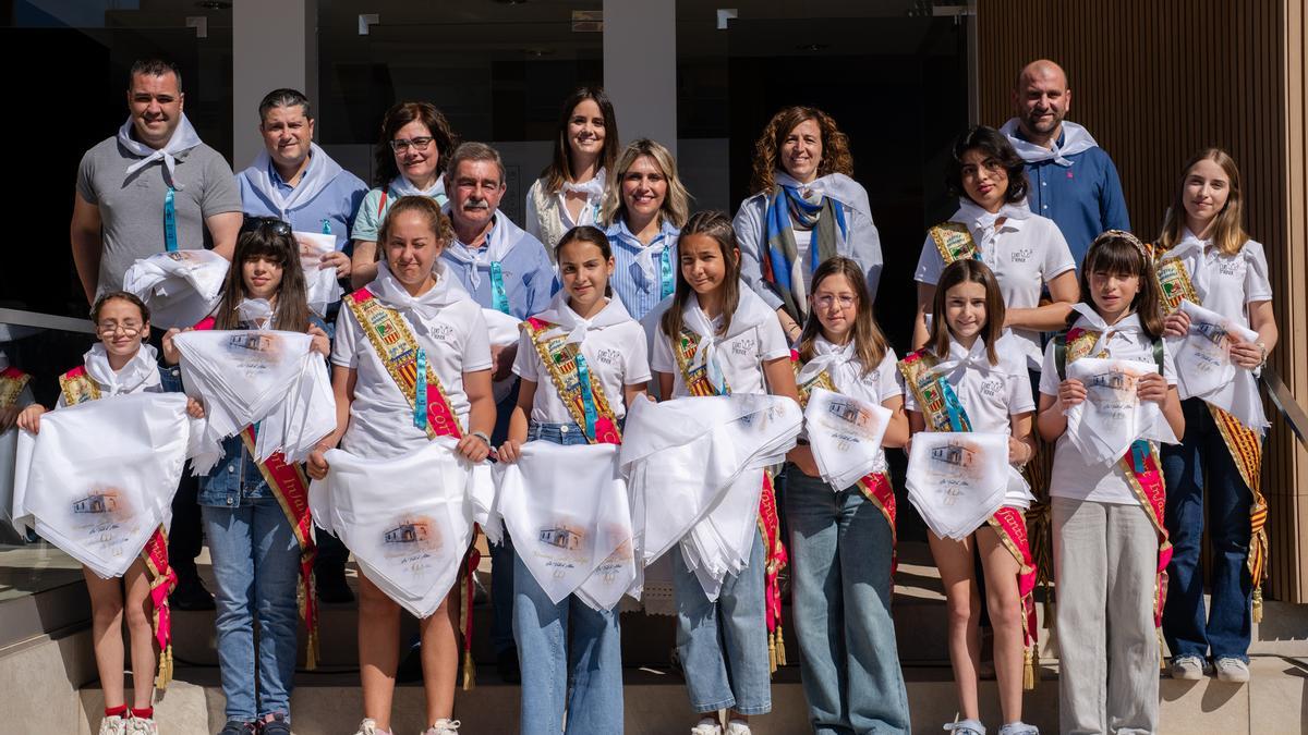 Autoridades y festeras lucen el tradicional pañuelo que se reparte entre los asistentes a la romería.