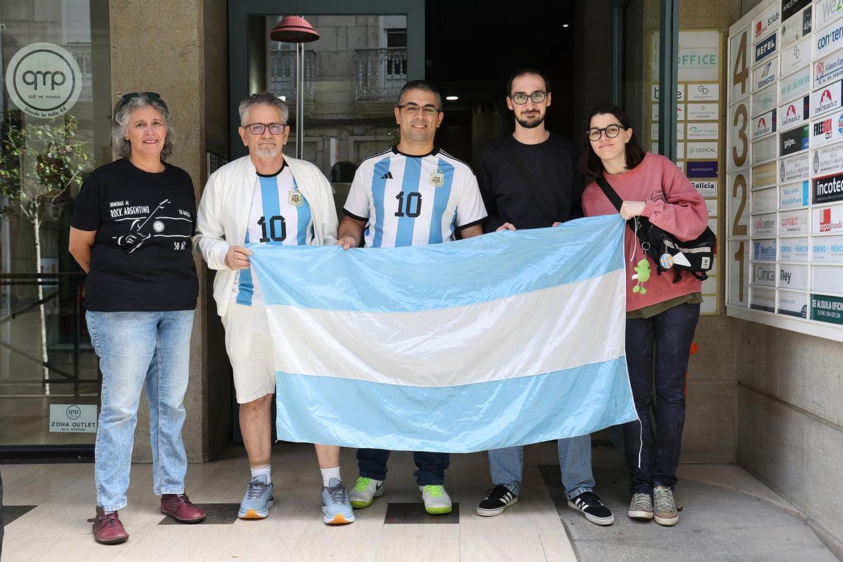 Miriam Sandoval, izquierda, junto a otros residentes argentinos en Vigo