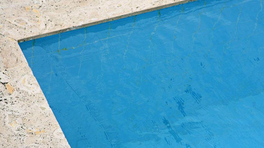 Rescatan a un niño que quedó atrapado en el desagüe de una piscina en Pollença